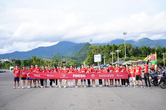 C&aacute;c c&aacute;n bộ Ban Tuy&ecirc;n gi&aacute;o tỉnh, Tỉnh đo&agrave;n v&agrave; c&aacute;c t&igrave;nh nguyện vi&ecirc;n của Roseway tham gia chạy hưởng ứng