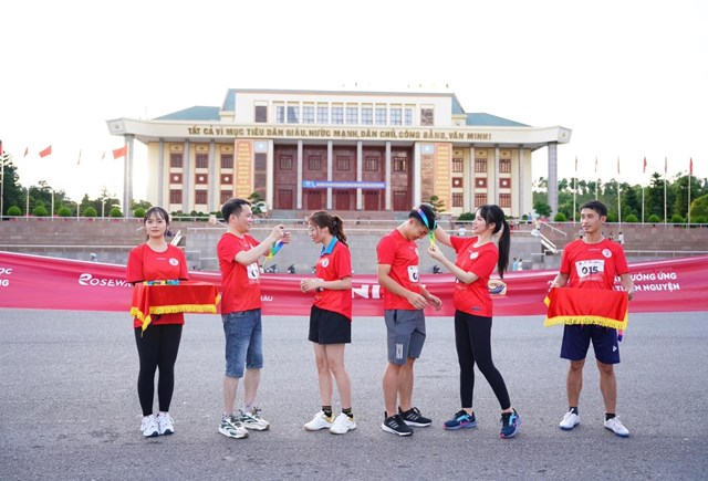 &Ocirc;ng L&ecirc; Ch&iacute; C&ocirc;ng v&agrave; MC Giang Hồng trao huy chương cho giải chạy &nbsp;