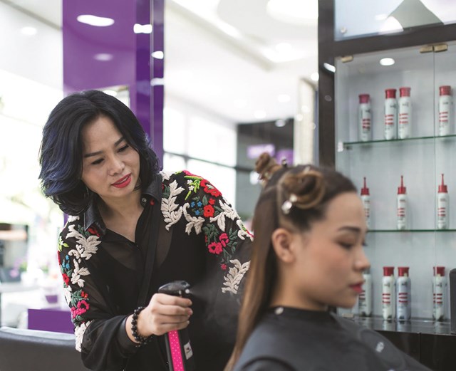 Salon tóc Kim Loan: Chữ “tầm” bắt đầu từ chữ “tâm” - Ảnh 2 Salon tóc Kim Loan: Chữ “tầm” bắt đầu từ chữ “tâm” - Ảnh 2