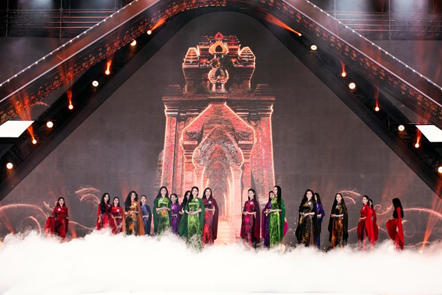 Chung kết Miss World VietNam 2023 - Cuộc h&agrave;nh tr&igrave;nh độc đ&aacute;o quảng b&aacute; du lịch Việt Nam qua BST &Aacute;o D&agrave;i &ldquo; Miền Di Sản &ldquo; của NTK Đỗ Trịnh Ho&agrave;i Nam.

Chung kết Miss World VietNam 2023 - Cuộc h&agrave;nh tr&igrave;nh độc đ&aacute;o quảng b&aacute; du lịch Việt Nam qua BST &Aacute;o D&agrave;i &ldquo; Miền Di Sản &ldquo; của NTK Đỗ Trịnh Ho&agrave;i Nam.

Hoa hậu Huỳnh Trần &Yacute; Nhi v&agrave; người đẹp Ho&agrave;ng Thu Huyền trong BST Miền Di sản

&Aacute; hậu Huỳnh Minh Ki&ecirc;n v&agrave; người đẹp Mai Thị H&agrave; Thu trong BST Miền Di sản