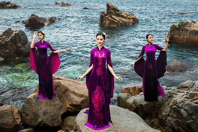 Top 3 Miss World Vietnam: Hoa hậu Huỳnh Trần &Yacute; Nhi, &Aacute; hậu 2&nbsp; Huỳnh Minh Ki&ecirc;n v&agrave; &Aacute; hậu 1 l&agrave; Đ&agrave;o Thị Hiền c&ugrave;ng khoe sắc trong BST Miền Di Sản của NTK Đỗ Trịnh Ho&agrave;i NamHuỳnh Trần &Yacute; Nhi trở th&agrave;nh t&acirc;n Miss World Vietnam 2023&nbsp;

Huỳnh Trần &Yacute; Nhi trở th&agrave;nh t&acirc;n Miss World Vietnam 2023&nbsp;


&Aacute; hậu 1 Đ&agrave;o Thị Hiền c&ugrave;ng thiết kế &Aacute;o D&agrave;i trong BST Miền Di Sản của NTK Đỗ Trịnh Ho&agrave;i Nam

&Aacute; hậu 2 Huỳnh Minh Ki&ecirc;n trong BST &aacute;o d&agrave;i Miền Di Sản.