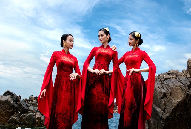 BST &Aacute;o d&agrave;i được thực hiện d&agrave;nh ri&ecirc;ng cho Miss World Vietnam của NTK Đỗ Trịnh Ho&agrave;i Nam với mục đ&iacute;ch quảng b&aacute;, lan tỏa n&eacute;t đẹp di sản v&agrave; văn h&oacute;a của Việt Nam n&oacute;i chung cũng như của B&igrave;nh Định - địa điểm tổ chức Miss World Vietnam 2023 n&oacute;i ri&ecirc;ng đến với đ&ocirc;ng đảo bạn b&egrave; trong nước v&agrave; quốc tế.

Với kỹ thuật pha, gh&eacute;p chất liệu thủ c&ocirc;ng tinh xảo, kỹ thuật th&ecirc;u tay, đ&iacute;nh kết cầu k&igrave; được thực hiện bởi h&agrave;ng trăm nghệ nh&acirc;n l&agrave;ng nghề truyền thống kết hợp với c&aacute;c t&ocirc;ng m&agrave;u qu&yacute; ph&aacute;i, sang trọng vừa gi&uacute;p c&aacute;c mẫu &aacute;o d&agrave;i Miền Di Sản gợi lại n&eacute;t cổ xưa, truyền thống trong văn h&oacute;a d&acirc;n tộc, nhưng cũng vừa thể hiện được sự thời thượng, hiện đại của thời trang thế giới