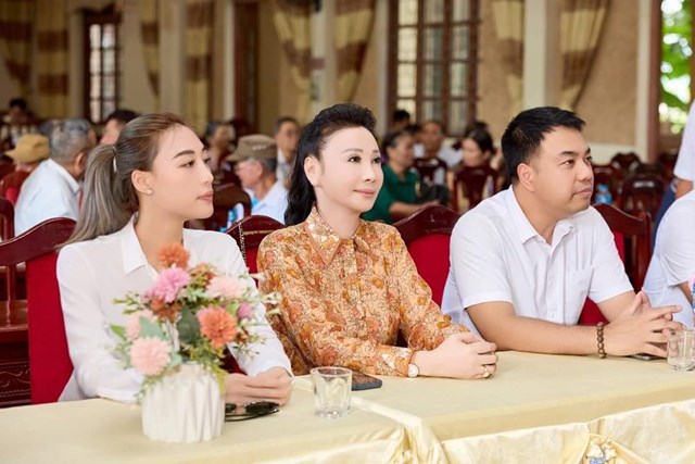 Hoa hậu doanh nhân thành đạt Vũ Thuý Nga tri ân mẹ Việt Nam anh hùng - Ảnh 4 Hoa hậu doanh nhân thành đạt Vũ Thuý Nga tri ân mẹ Việt Nam anh hùng - Ảnh 4