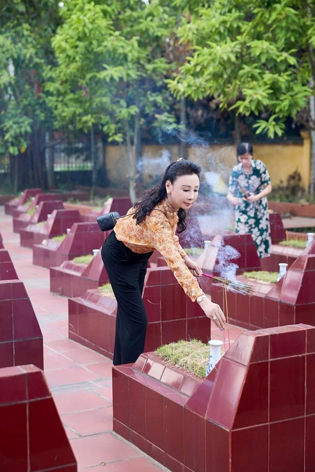 Hoa hậu doanh nhân thành đạt Vũ Thuý Nga tri ân mẹ Việt Nam anh hùng - Ảnh 3 Hoa hậu doanh nhân thành đạt Vũ Thuý Nga tri ân mẹ Việt Nam anh hùng - Ảnh 3