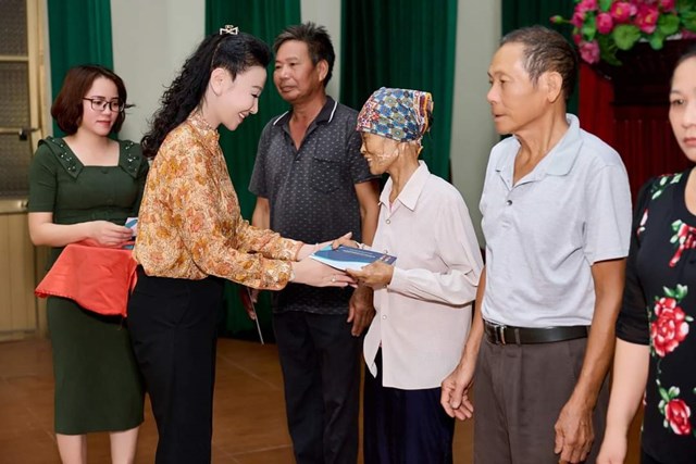 Hoa hậu doanh nh&#226;n th&#224;nh đạt Vũ Thu&#253; Nga tri &#226;n mẹ Việt Nam anh h&#249;ng  - Ảnh 2