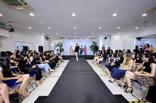 Si&ecirc;u mẫu Hạ Vy - Đạo Diễn Catwalk thị phạm cho c&aacute;c th&iacute; sinh