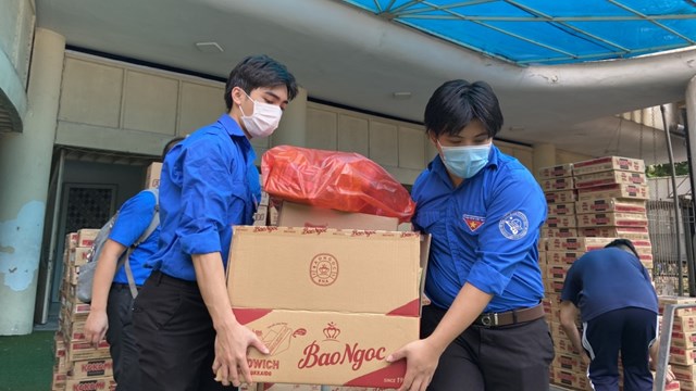 Những suất quà là lời động viên tinh thần tới các bạn sinh viên để vượt qua đại dịch