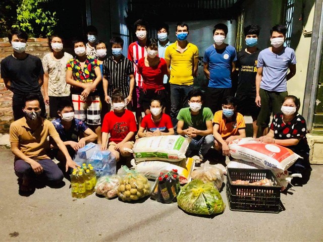 Đến nay nhóm thiện nguyện đã trao tặng hơn 1000 suất quà đến tận tay người lao động nghèo