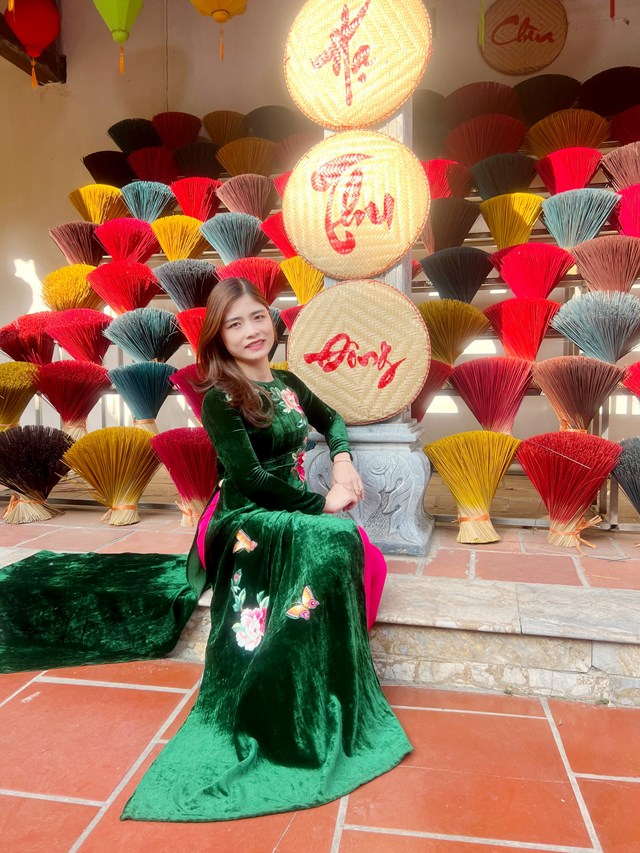 &#193;o d&#224;i v&#224; khăn th&#234;u CATINA: M&#243;n qu&#224; từ l&#224;ng nghề truyền thống Thường T&#237;n - Ảnh 1