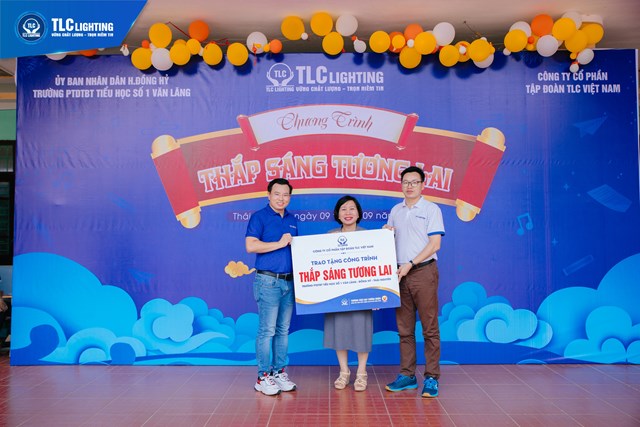 &Ocirc;ng Trần Mạnh Tuấn - TGĐ Tập đo&agrave;n TLC Việt Nam v&agrave; &Ocirc;ng Trần Quốc To&agrave;n - P.TGĐ Tập đo&agrave;n TLC Việt Nam trao tặng c&ocirc;ng tr&igrave;nh chiếu s&aacute;ng trị gi&aacute; gần 150 triệu đồng cho Trường PTDTBT Tiểu học số 1 Văn Lăng

C&ocirc;ng tr&igrave;nh chiếu s&aacute;ng trị gi&aacute; gần 150 triệu đồng được Tập đo&agrave;n TLC Việt Nam t&agrave;i trợ đem lại điều kiện học tập v&agrave; sinh hoạt tốt hơn cho c&aacute;c em học sinh tại Trường Tiểu học Văn Lăng 1