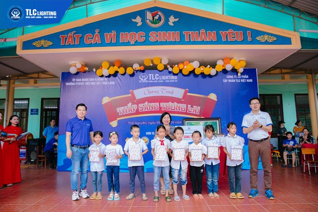 Ban L&atilde;nh đạo Tập đo&agrave;n TLC trao tặng học bổng cho c&aacute;c em học sinh vượt kh&oacute; đạt th&agrave;nh t&iacute;ch xuất sắc