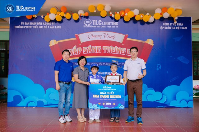 Niềm tự h&agrave;o hiện r&otilde; tr&ecirc;n khu&ocirc;n mặt của c&aacute;c em học sinh T&acirc;n Hoa Trạng nguy&ecirc;n khi nhận bằng khen từ Tập đo&agrave;n TLC Việt Nam