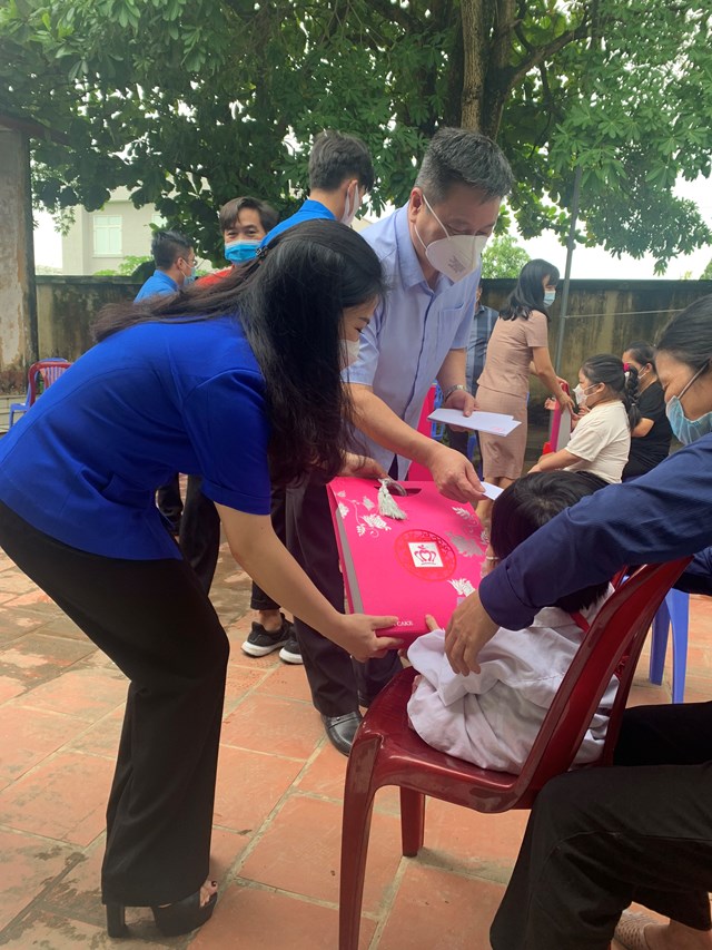 Các đại biểu trao tặng quà tới thiếu nhi tại Trung tâm cứu trợ trẻ em tàn tật huyện Thanh Oai