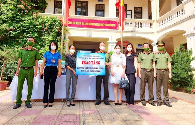 Đoàn trao tặng quà cho người dân có hoàn cảnh khó khăn trên địa bàn phường Kim Giang. Q.Thanh Xuân, Hà Nội