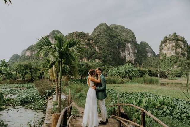 Khoảnh khắc ngọt ng&agrave;o của cặp đ&ocirc;i (Photo: Mirror Wedding)