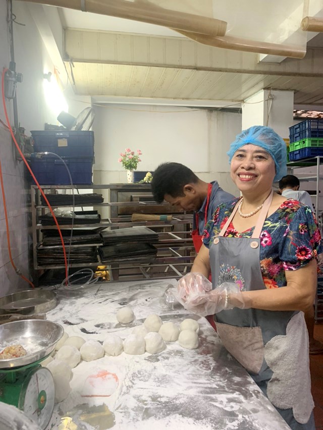 B&agrave; Vũ Thanh Hằng -&nbsp;b&aacute;nh Trung thu cổ truyền Mai Phương