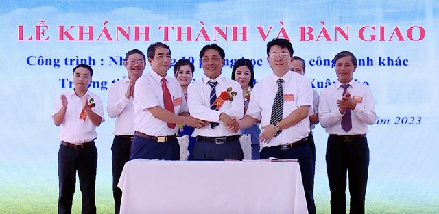 Doanh nhân Nguyễn Hữu Xuân (ở giữa) tại Lễ khánh thành và bàn giao Trường Tiểu học Xuân Thọ