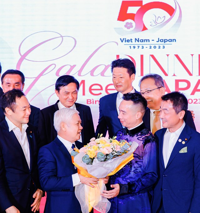 NTK Đỗ Trịnh Ho&agrave;i Nam vinh dự nhận hoa ch&uacute;c mừng từ &ocirc;ng Nguyễn Văn Lợi B&iacute; thư tỉnh B&igrave;nh Dương c&ugrave;ng lời ch&uacute;c mừng của c&aacute;c cấp l&atilde;nh đạo đại diện tỉnh B&igrave;nh Dương v&agrave; đại diện Nhật Bản trong chương tr&igrave;nh &nbsp;