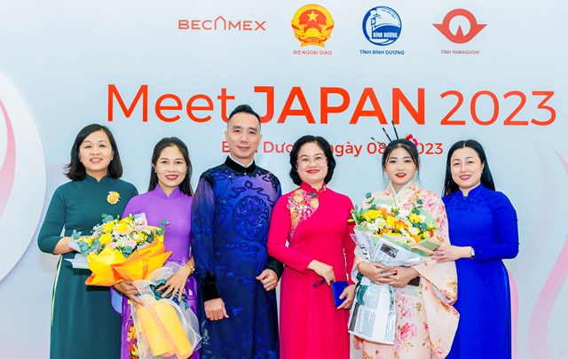 B&agrave; Trương Thanh Nga - Chủ tịch Phụ nữ B&igrave;nh Dương (&aacute;o xanh ngo&agrave;i c&ugrave;ng b&ecirc;n phải; B&agrave; Nguyễn Thị Mỹ Hằng - Chủ tịch mặt trận Tổ Quốc( &aacute;o hồng) v&agrave; một số chị em hội phụ nữ chụp ảnh lưu niệm c&ugrave;ng NTK Đỗ Trịnh Ho&agrave;i Nam&nbsp;

Hội vi&ecirc;n Hội phụ nữ B&igrave;nh Dương tham gia giao lưu văn ho&aacute; với trang phục Kimono Nhật Bản &nbsp;