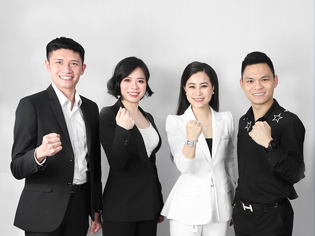 Bốn founder thành lập nên thương hiệu Herblux (Chị Thúy Hạnh thứ hai từ phải sang) 