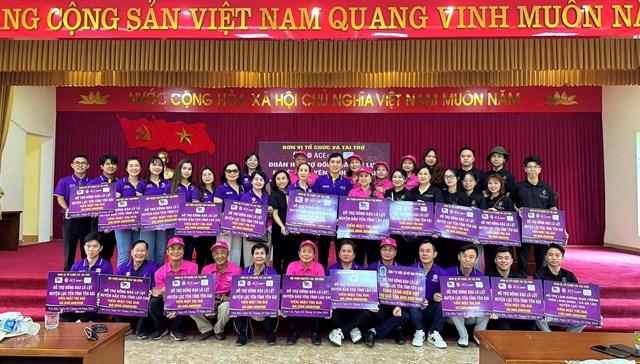 Buổi trao qu&agrave; cứu trợ được triển khai tại trụ sở UBND x&atilde; An Lạc, huyện Lục Y&ecirc;n, tỉnh Y&ecirc;n B&aacute;i. Đo&agrave;n thiện nguyện do &ocirc;ng Nguyễn Mạnh H&agrave; &ndash; Chủ tịch HĐQT Tập đo&agrave;n Think Big dẫn đầu ,c&aacute;c nh&agrave; hảo t&acirc;m C&acirc;u lạc bộ (CLB) ACE Charity; Hội thiện nguyện &ldquo;Tr&aacute;i tim hồng&rdquo;.
