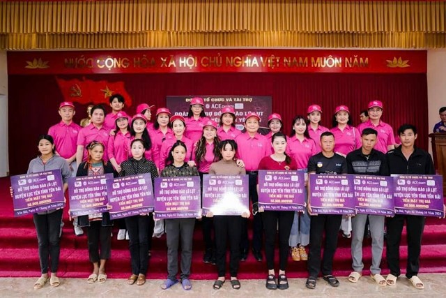 B&agrave; V&otilde; Thị Hồng &ndash; Chủ nhiệm CLB thiện nguyện &ldquo;Tr&aacute;i tim hồng&rdquo; cũng x&uacute;c động cho hay: &ldquo;Tr&aacute;i tim hồng&rdquo; mới được th&agrave;nh lập v&agrave; đ&acirc;y l&agrave; lần đầu ti&ecirc;n đo&agrave;n đến với b&agrave; con v&ugrave;ng lũ Y&ecirc;n B&aacute;i, L&agrave;o Cai.