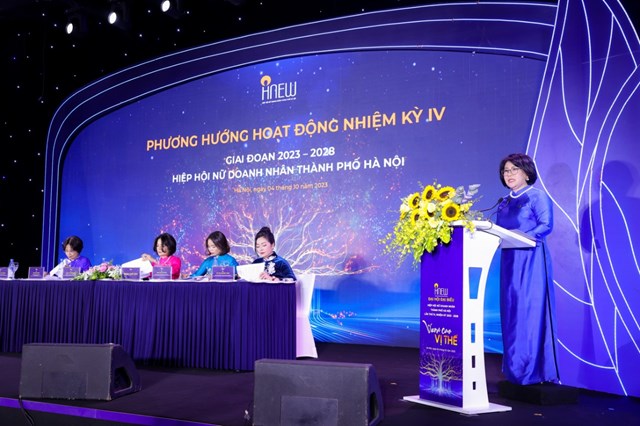 B&agrave; B&ugrave;i Thị Hải Yến - Chủ tịch HNEW nhiệm kỳ mới ph&aacute;t biểu tại Gala