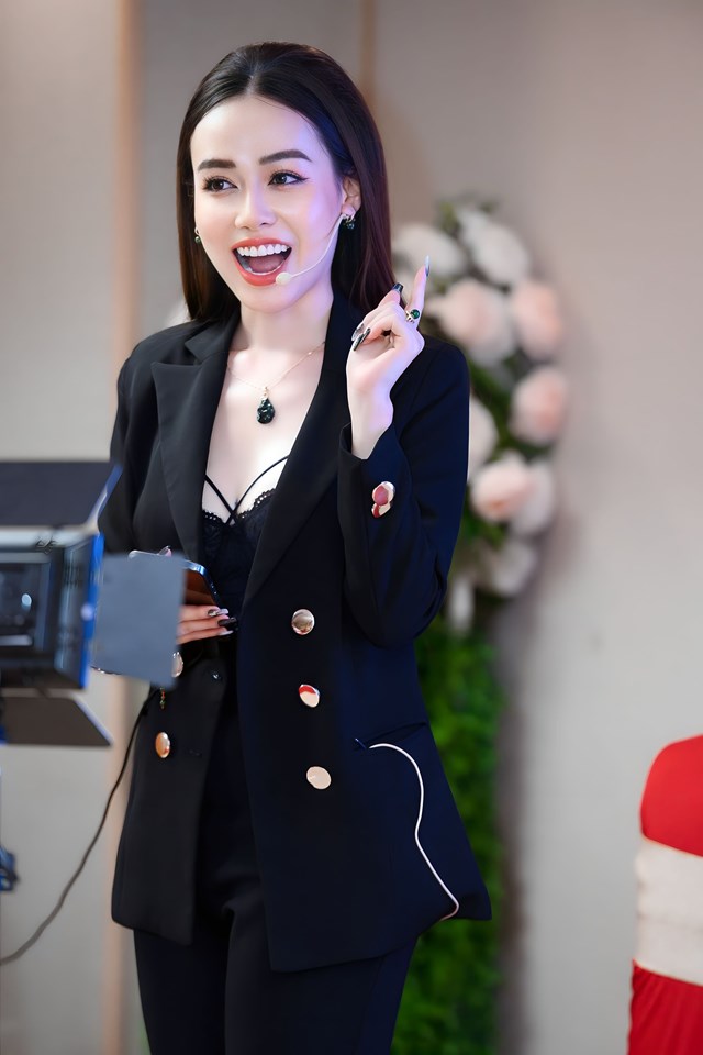 Trưởng BTC Trương Kim Anh &ndash; Chủ Tịch Happy Women Miền Bắc 6.