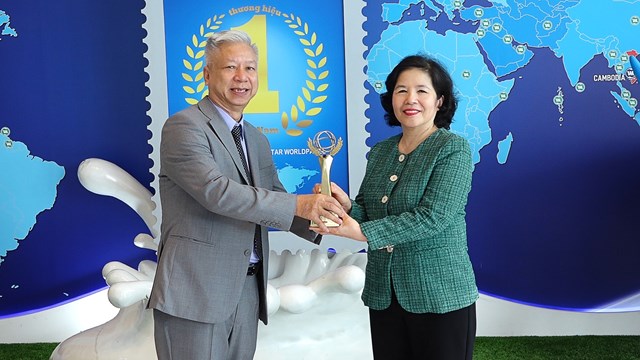 B&agrave; Mai Kiều Li&ecirc;n đ&oacute;n nhận giải thưởng Doanh nh&acirc;n xuất sắc 2022.