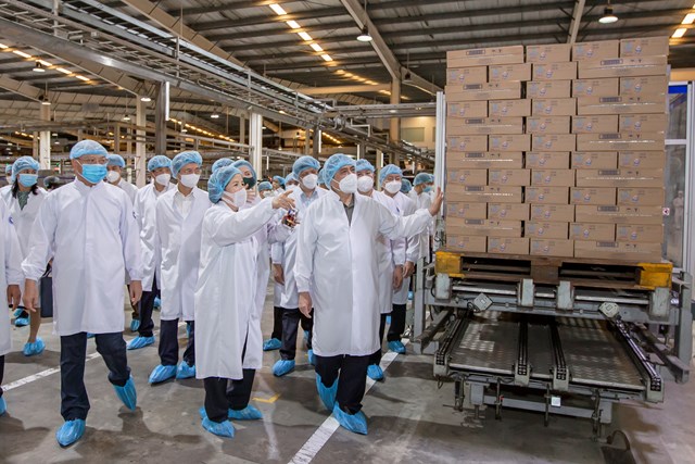B&agrave; Mai Kiều Li&ecirc;n giới thiệu về Nh&agrave; m&aacute;y sữa Việt Nam với Thủ tướng Ch&iacute;nh phủ trong chuyến thăm v&agrave; l&agrave;m việc tại B&igrave;nh Dương.