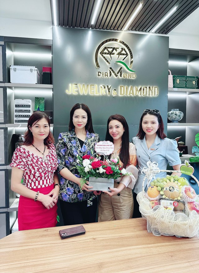 Thăm quan, ch&uacute;c mừng doanh nh&acirc;n Tạ Quỳnh Mai - Ceo QM Kim cương v&agrave; doanh nghiệp