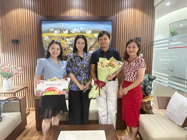 Đại diện Ban DN&amp;PL tới ch&uacute;c mừng Shark Ph&uacute; - Chủ tịch HĐQT Tập đo&agrave;n Sunhouse