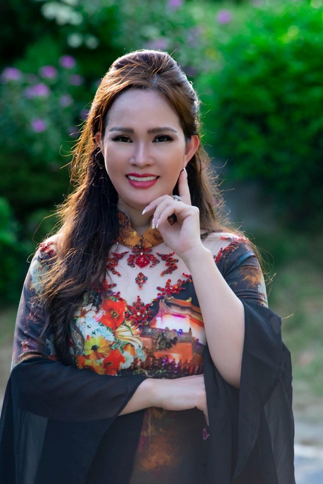 T&ocirc;i đ&atilde; tự tin&nbsp; thiết kế những mẫu &aacute;o d&agrave;i kh&ocirc;ng chỉ t&ocirc;n l&ecirc;n vẻ đẹp h&igrave;nh thể của người mặc m&agrave; c&ograve;n bắt nhịp với xu hướng thời trang thế giới với những thiết kế xuy&ecirc;n thấu, đ&iacute;nh kết truyền thống sang trọng