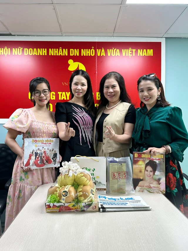 Đại diện Ban DN&amp;PL tới ch&uacute;c mừng Ph&oacute; chủ tịch thường trực Hội Nữ doanh nh&acirc;n doanh nghiệp nhỏ v&agrave; vừa Việt Nam Nguyễn Thị Minh Thanh nh&acirc;n ng&agrave;y 13/10