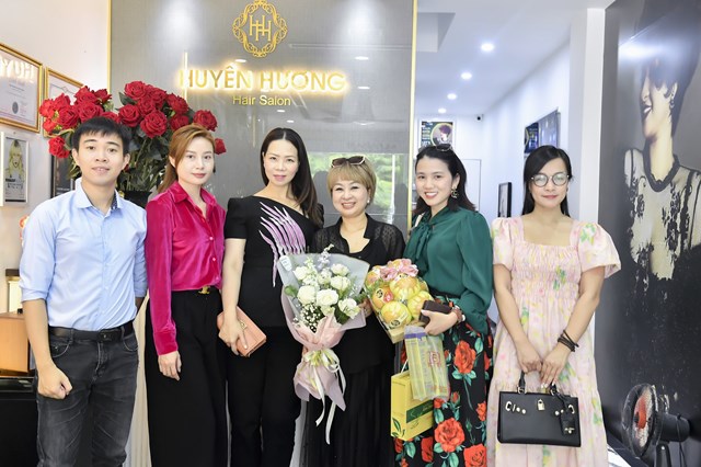 Ch&uacute;c doanh nh&acirc;n Huyền Hương - Chủ Salon t&oacute;c Huyền Hương lu&ocirc;n gặt h&aacute;i được nhiều th&agrave;nh c&ocirc;ng