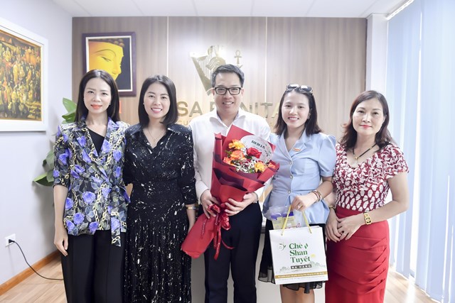 Ch&uacute;c TS.Ho&agrave;ng Trung Dũng - Chủ tịch Viện Kingsman; Chủ tịch Rosa Bonita v&agrave; doanh nh&acirc;n Phạm Thị Hoa Hồng - Ph&oacute; Chủ tịch Hội Nữ doanh nh&acirc;n doanh nghiệp nhỏ v&agrave; vừa Việt Nam lu&ocirc;n vững tay l&aacute;i để ch&egrave;o l&aacute;i con thuyền doanh nghiệp của m&igrave;nh ng&agrave;y c&agrave;ng ph&aacute;t triển vững v&agrave;ng