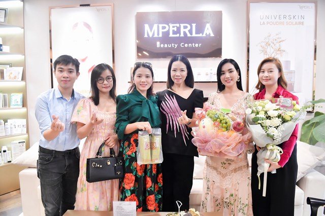 C&aacute;c ph&oacute;ng vi&ecirc;n Ban DN&amp;PL tới ch&uacute;c mừng doanh nh&acirc;n My Vũ - Ceo Mperly Beauty Center