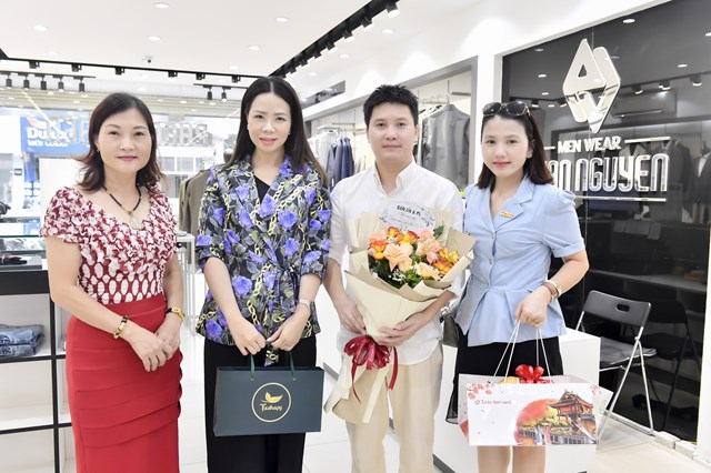 Đại diện Ban DN&amp;PL chụp ảnh c&ugrave;ng doanh nh&acirc;n Phan Đ&igrave;nh Tuệ - Chủ tịch HĐQT Phan Nguyễn Fashion