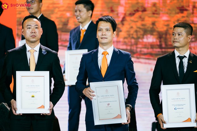 Chủ đầu tư Vinhomes trao chứng nhận đại l&yacute; ph&acirc;n phối ch&iacute;nh thức Vinhomes Ocean Park 3 - The Crown cho Sao V&agrave;ng Holdings tại lễ ra qu&acirc;n