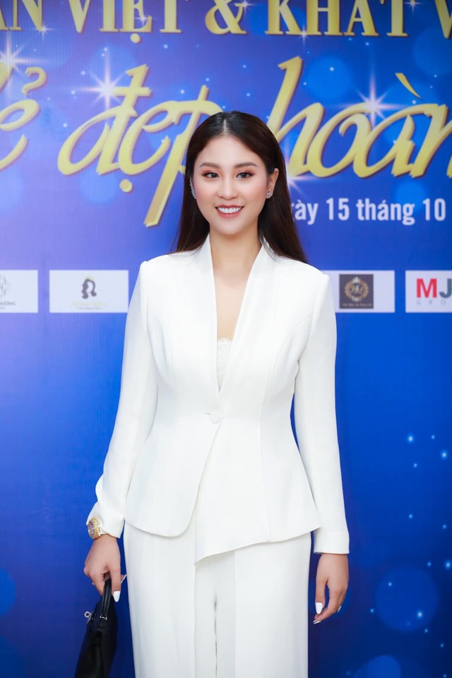 Nữ doanh nhân rạng rỡ, xinh đẹp tham dự buổi talkshow