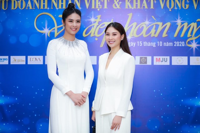 Doanh nh&acirc;n Kh&aacute;nh Ly chụp ảnh kỷ niệm với Hoa hậu Ngọc H&acirc;n tại talkshow