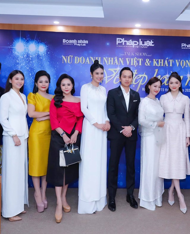 Nữ doanh nh&acirc;n Kh&aacute;nh Ly chụp ảnh kỷ niệm c&ugrave;ng với c&aacute;c kh&aacute;ch mời&nbsp;