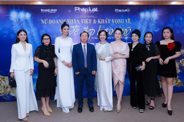 TS.Đào Văn Hội - Tổng Biên tập Báo Pháp Luật Việt Nam chụp ảnh kỷ niệm cùng các khách mời