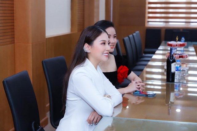 Talkshow là một món quà thú vị mà doanh nhân Khánh Ly cùng với các khách mời dành tặng chị em nhân Ngày Phụ nữ Việt Nam (20/10). 