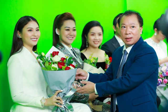 TS. Đ&agrave;o Văn Hội trao hoa cho c&aacute;c kh&aacute;ch mời
