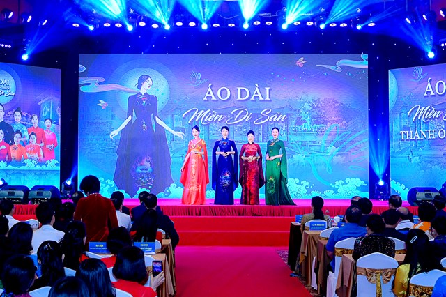 BST &ldquo;Miền di sản Thanh Oai - H&agrave; Nội&rdquo; của NTK Kim Ph&uacute;. Kim Ph&uacute; l&agrave; học tr&ograve; của NTK Đỗ Trịnh Ho&agrave;i Nam đ&atilde; v&agrave; đang gặt h&aacute;i nhiều th&agrave;nh c&ocirc;ng trong sự nghiệp thiết kế, kinh doanh &aacute;o d&agrave;i.