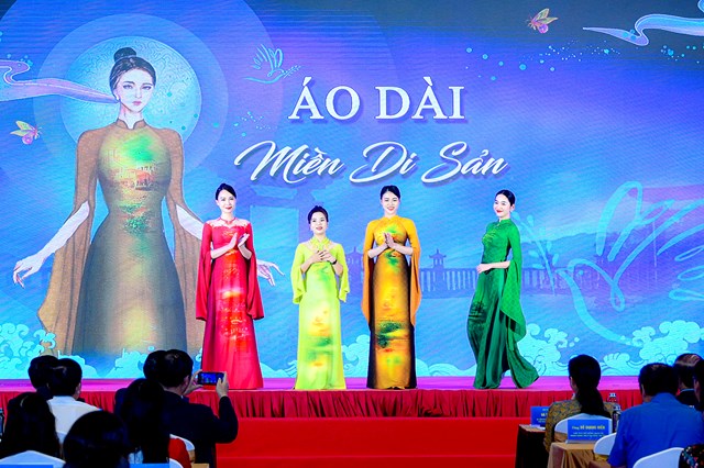 NTK Nhật Nga đ&atilde; mang đến chương tr&igrave;nh BST &ldquo;Di sản t&igrave;nh y&ecirc;u L&acirc;m Đồng&rdquo; - v&ugrave;ng đất cao nguy&ecirc;n nắng gi&oacute;.