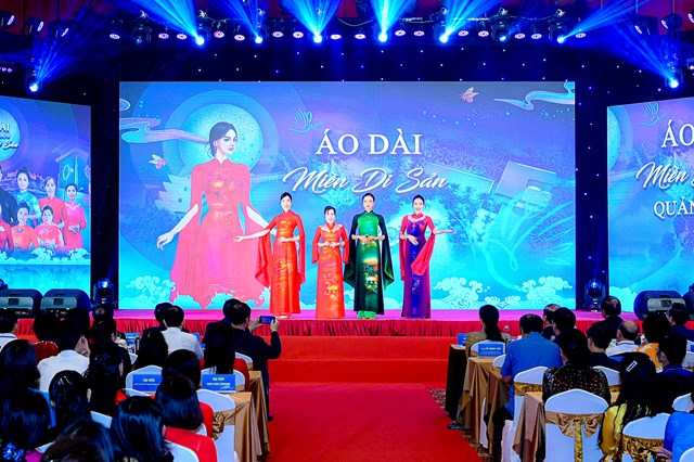 NTK T&aacute; Phượng với BST &ldquo;Miền di sản Quảng Ninh&rdquo; nhận được nhiều lời khen từ quan kh&aacute;ch.