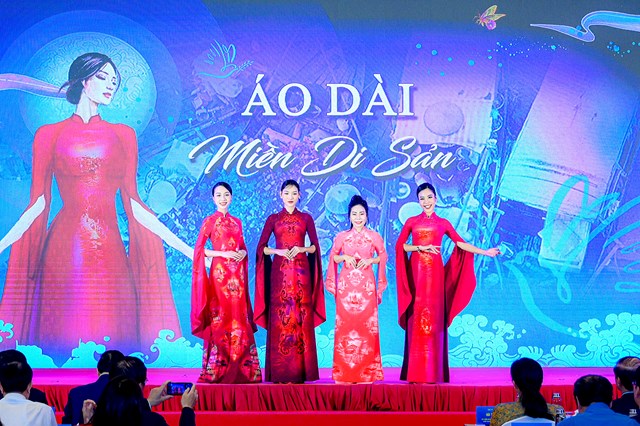 BST &ldquo;Miền di sản Chợ nổi qu&ecirc; t&ocirc;i&rdquo; của NTK Th&uacute;y Hằng khắc họa r&otilde; n&eacute;t con người v&agrave; v&ugrave;ng đất Tiền Giang.
