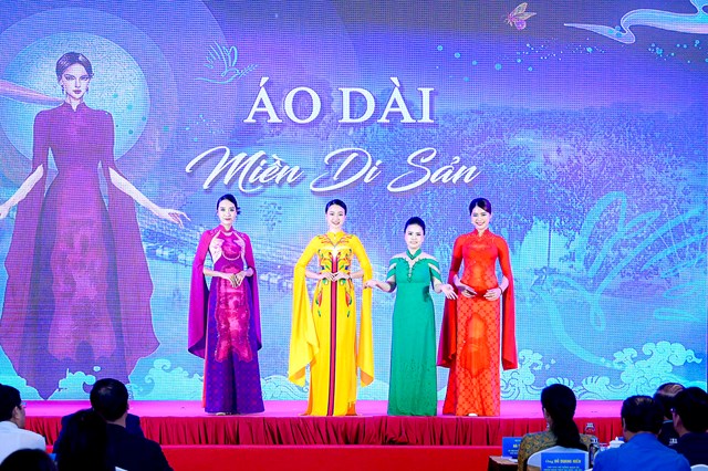 BST "Miền di sản Đồng Nai tươi đẹp" do NTK Xuyến Trần thực hiện. Xuyến Trần l&agrave; một trong những học tr&ograve; được NTK Đỗ Trịnh Ho&agrave;i Nam dẫn dắt từ những ng&agrave;y đầu v&agrave; đ&atilde; c&oacute; nhiều th&agrave;nh c&ocirc;ng trong sự nghiệp.